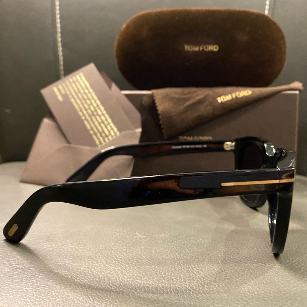 unisex TOM FORD shades. - Picture 4 of 5